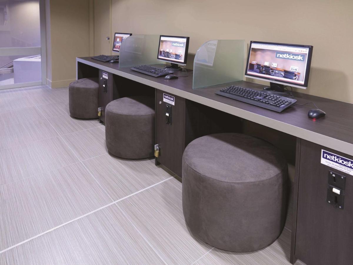 Travelodge Hotel Уелингтън Екстериор снимка